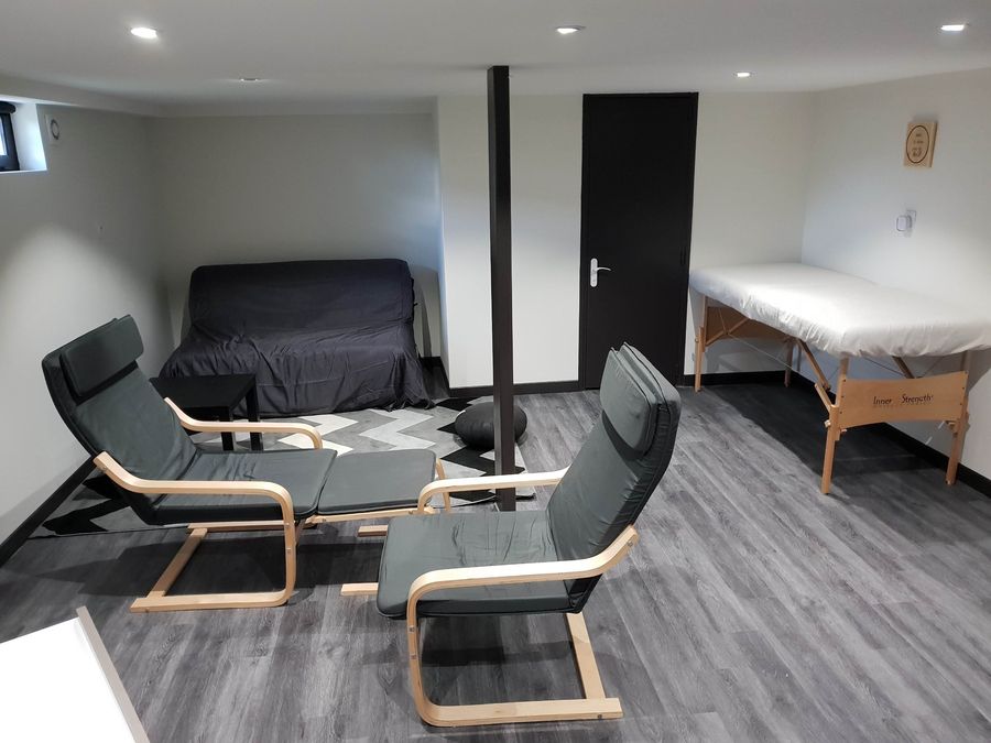 Le cabinet de Lilian Gitton à Orléans : fauteuils de relaxation, table de massage et espace calme pour les séances